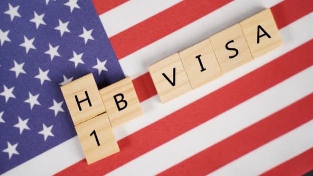How long can H-1B visa holders stay in the US after losing their jobs?