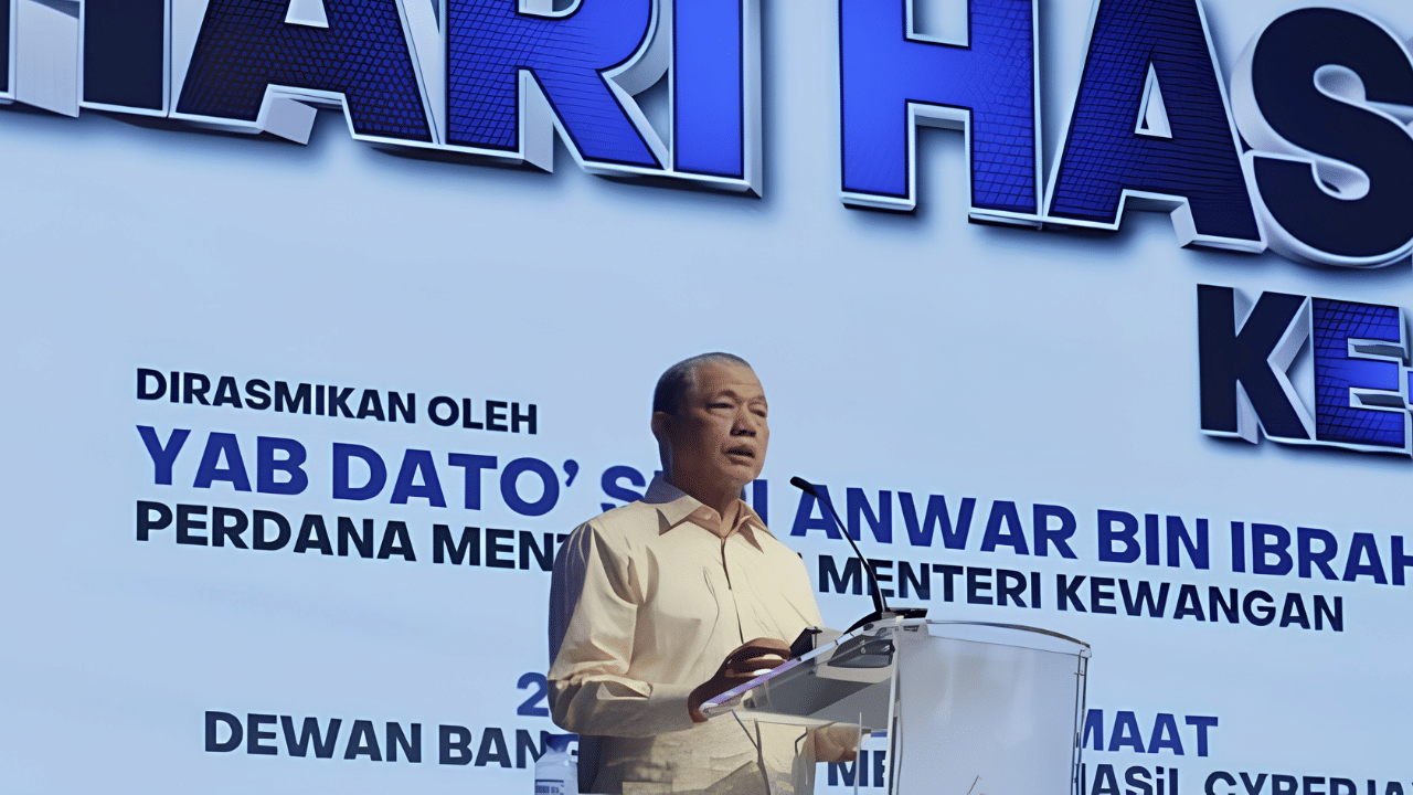 Malaysia PM urges private sector to embrace flexible work to ease cost pressures