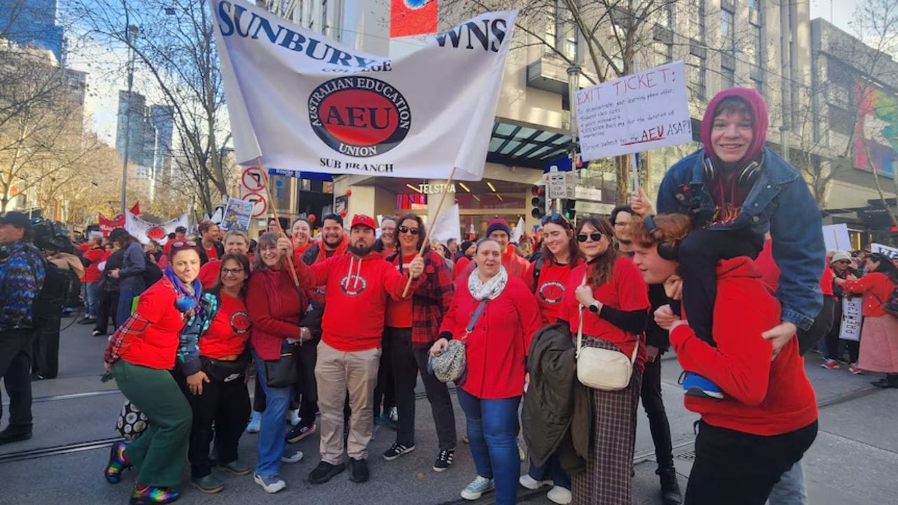 Victorian teachers accept 28% pay rise, ending strike threat