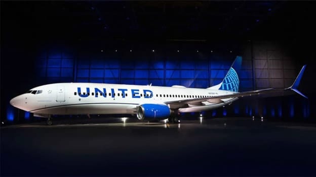 United Airlines plans 30% cut to management ranks