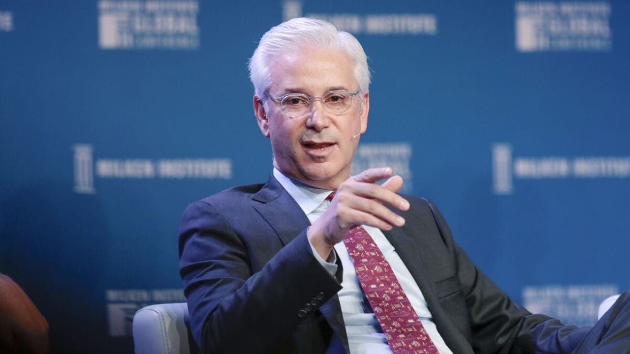 Wells Fargo to name CEO Charlie Scharf chairman, offer $30M equity grant