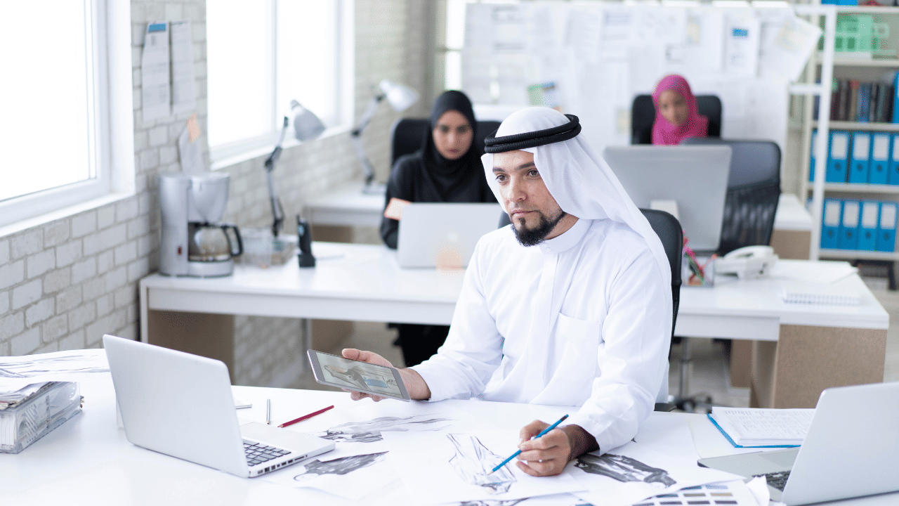 UAE warns workers of one-year permit ban for probation and absence violations