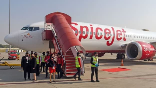 Holi 2025: SpiceJet crew's dance on flight sparks debate – joyful celebration or unprofessional?