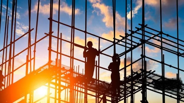 MoHRE’s midday work ban policy; Imposes penalty for violations