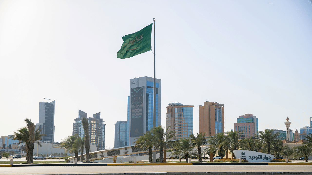 Saudi Arabia allows highly skilled expats to bring families during work visa process