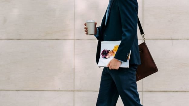 Workplace trends induced by the Great Office Return - Peacocking vs Coffee Badging