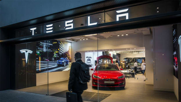 Elon Musk-led Tesla drives into racial lawsuit crosshairs
